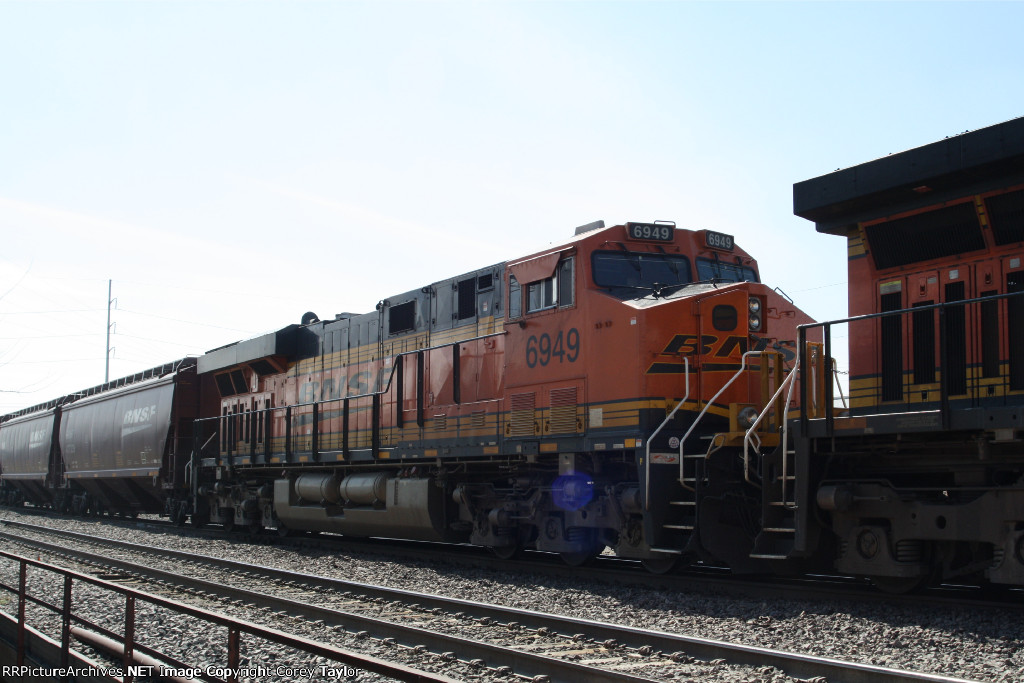 BNSF 6949